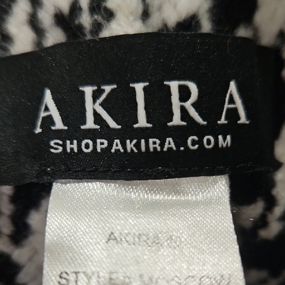 AKIRA Black and White Houndstooth Cape - Picture 2 of 8